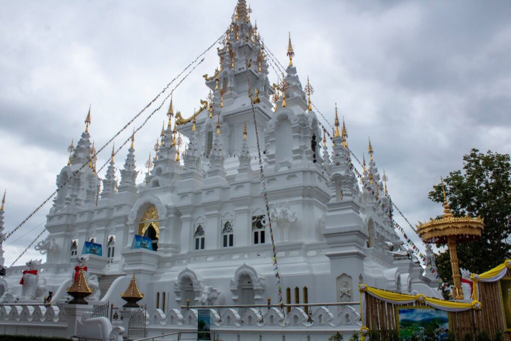 Wat Si Mueang Pong White Castle Chiang Mai 