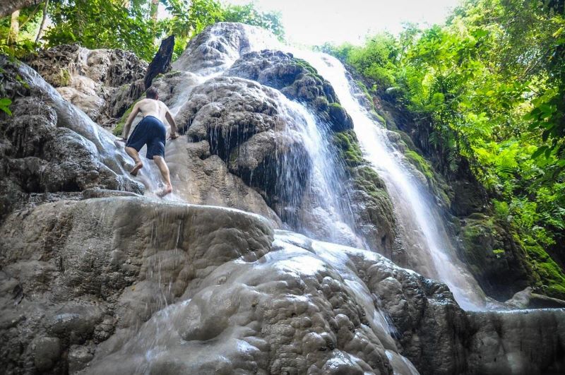 Sticky-Waterfall-Chiang-Mai Thailand